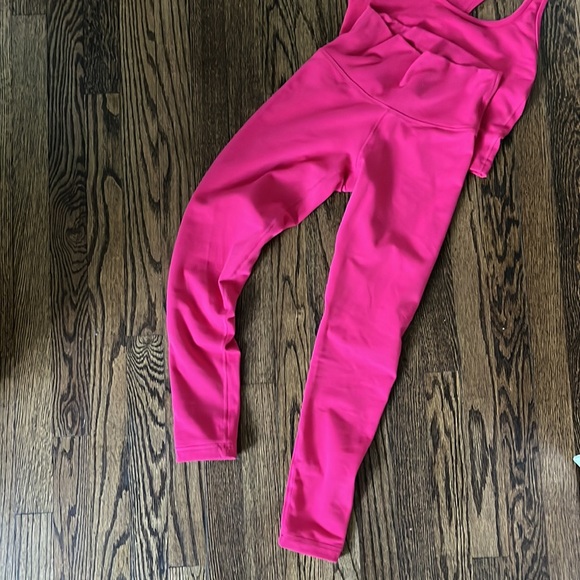 Aritzia TNA Action bright pink set - Picture 5 of 5